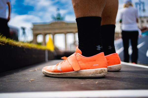 Spikes von Dennis Lukas (SSV Gymnasium Heinzenwies) beim Kugelstossen waehrend der deutschen Leichtathletik-Meisterschaften auf dem Pariser Platz am 24.06.2022 in Berlin